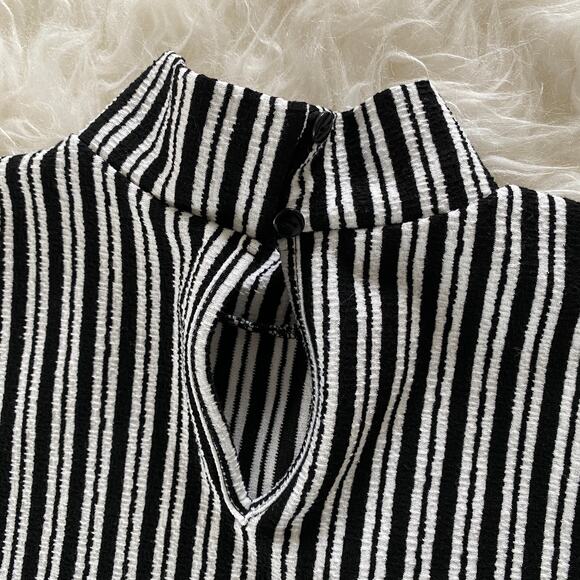 Cable & Gauge Vertical Stripe Mock Neck Tank, size M - Picture 4 of 10